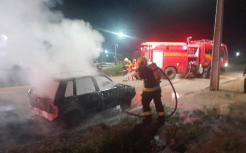 Corpo de Bombeiros combate incêndio em carro de passeio em avenida de Sinop