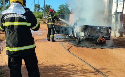 Corpo de Bombeiros combate incêndio em carro de passeio em via pública