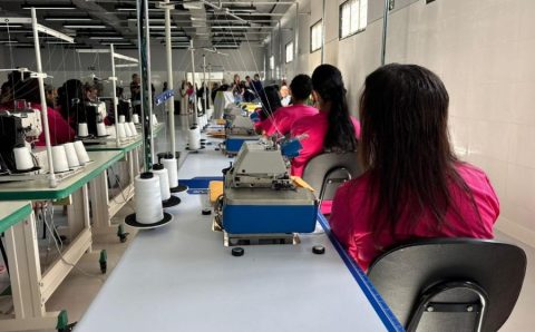 Sejus inaugura fábrica de costura em penitenciária feminina e amplia ressocialização em MT