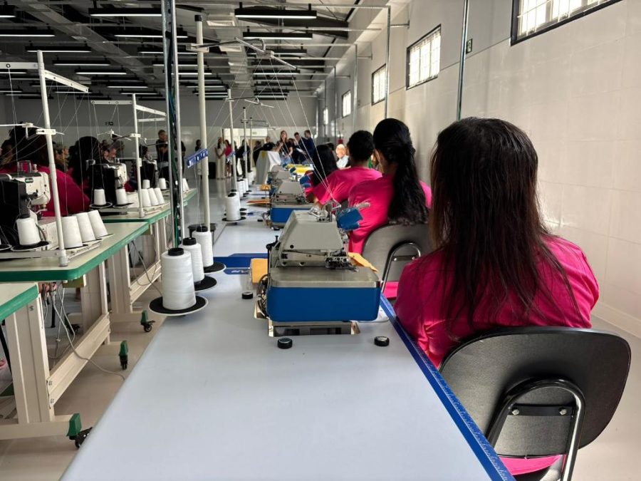 Sejus inaugura fábrica de costura em penitenciária feminina e amplia ressocialização em MT