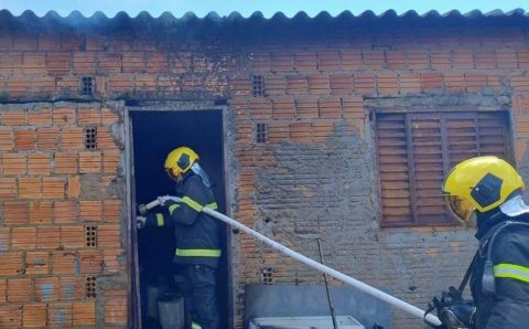 Corpo de Bombeiros extingue incêndio em residência em Primavera do Leste