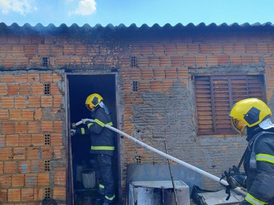 Corpo de Bombeiros extingue incêndio em residência em Primavera do Leste