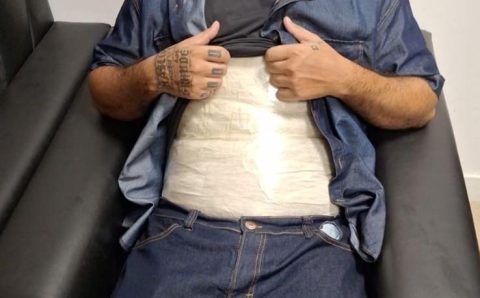 Polícias Civil e Federal prendem homem no aeroporto tentando levar drogas presas no corpo