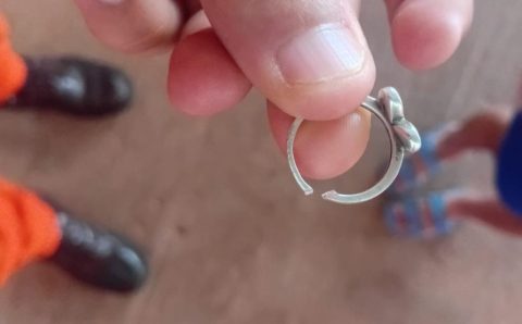 Bombeiros militares removem anel preso em dedo de criança