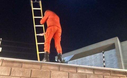Bombeiros militares resgatam idosa de 63 anos que ficou presa em fosso