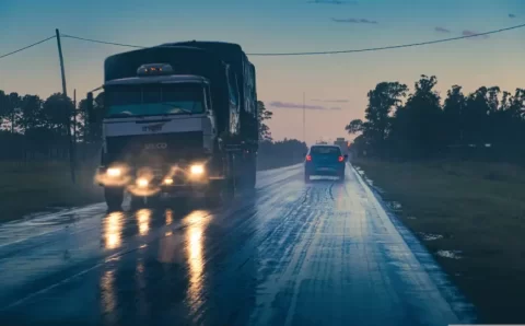 Risco de acidentes com caminhões triplica durante a madrugada