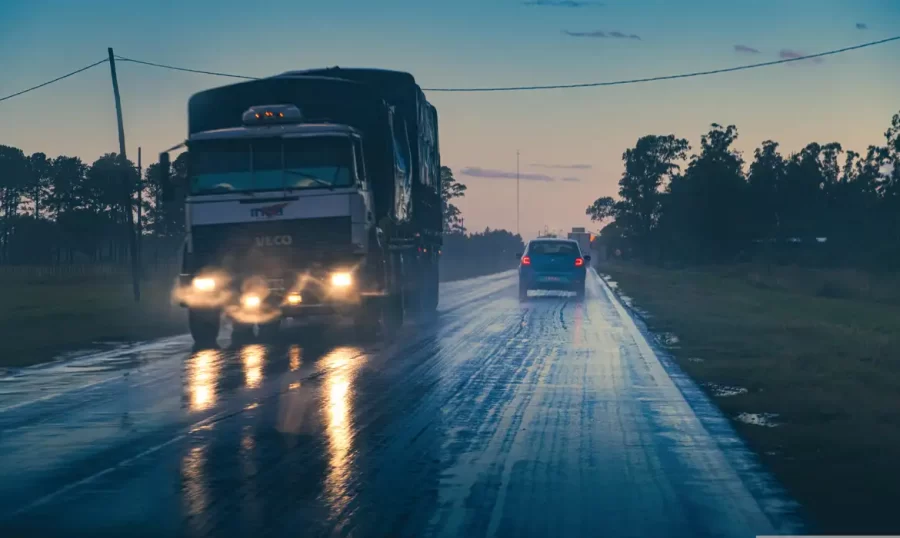 Risco de acidentes com caminhões triplica durante a madrugada
