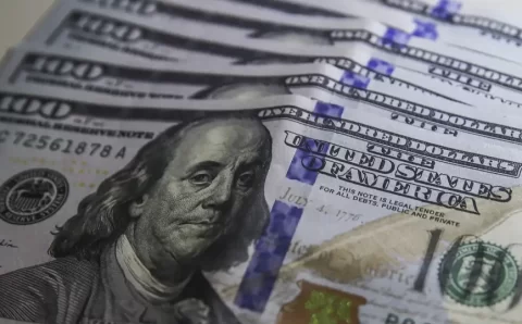 Ibovespa cai e dólar fecha estável em dia de tensão externa
