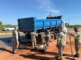 Mutirão de tapa-buracos com 12 equipes atende Altos do Parque e região em Cuiabá