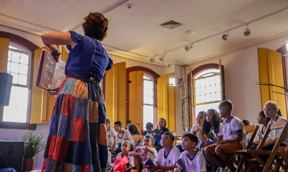 Novas tecnologias impactam hábito de contação de histórias