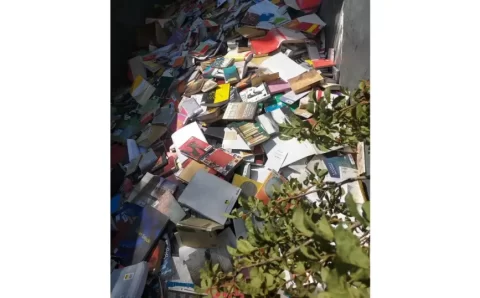 Prefeitura de Osasco joga no lixo livros de biblioteca municipal