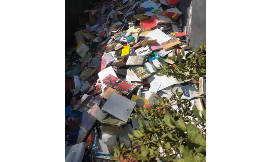 Prefeitura de Osasco joga no lixo livros de biblioteca municipal