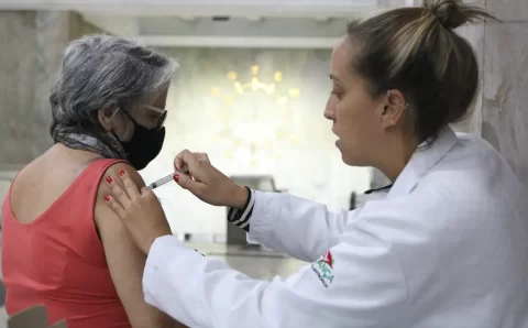 Butantan busca voluntários para teste de vacina da gripe para idosos