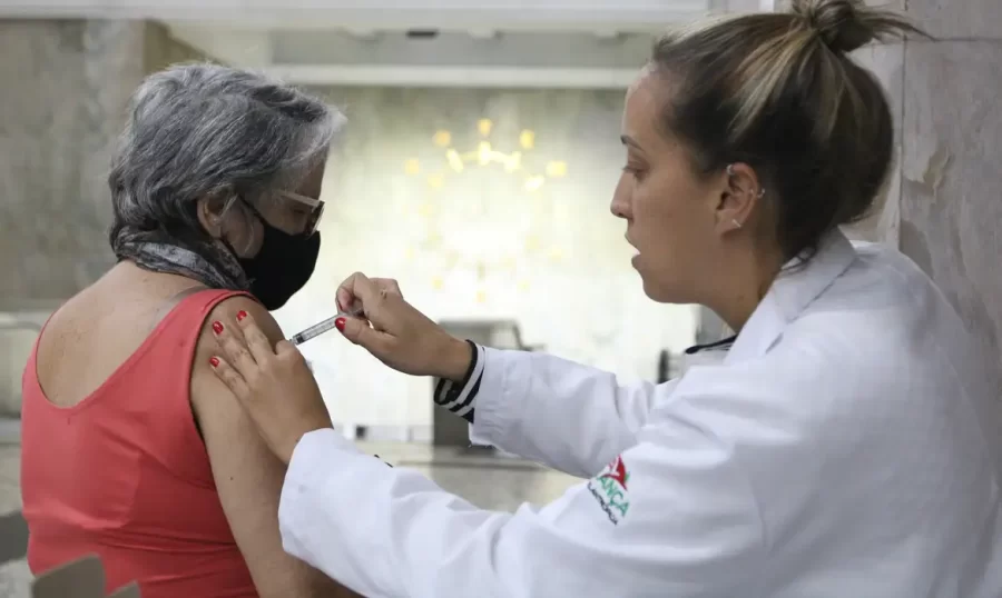 Butantan busca voluntários para teste de vacina da gripe para idosos