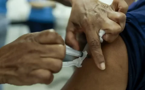 Anvisa aprova ampliação do uso da vacina Arexvy para adultos