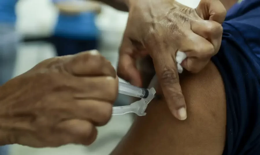 Anvisa aprova ampliação do uso da vacina Arexvy para adultos
