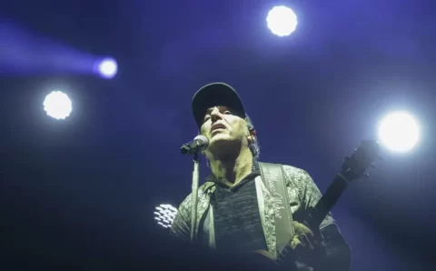 Prestes a completar 60 anos, Zeca Baleiro lança coletânea de músicas