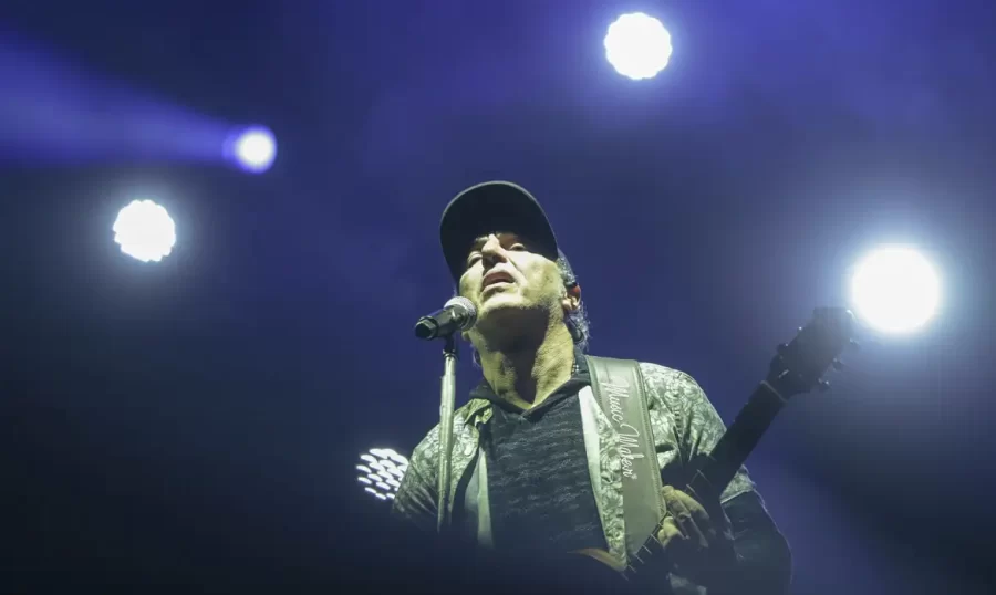 Prestes a completar 60 anos, Zeca Baleiro lança coletânea de músicas