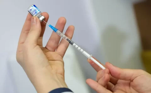 Vacina da gripe não aumenta risco da doença, alerta ministério