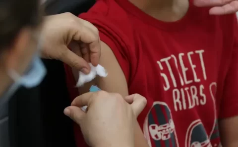 Vacinação nas escolas segue até dia 30 e meta é imunizar 27 milhões