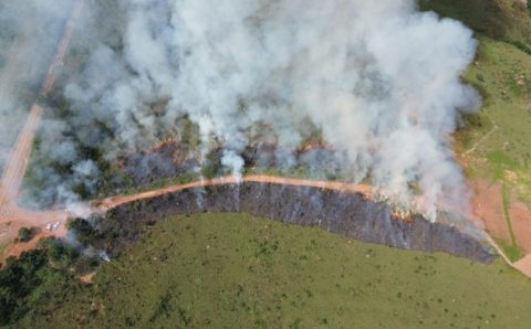 Corpo de Bombeiros realiza queima prescrita em Chapada dos Guimarães para minimizar riscos de incêndios florestais