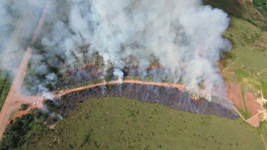 Corpo de Bombeiros realiza queima prescrita em Chapada dos Guimarães para minimizar riscos de incêndios florestais