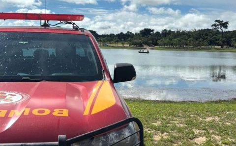 Bombeiros resgatam corpo de adolescente após afogamento em lago