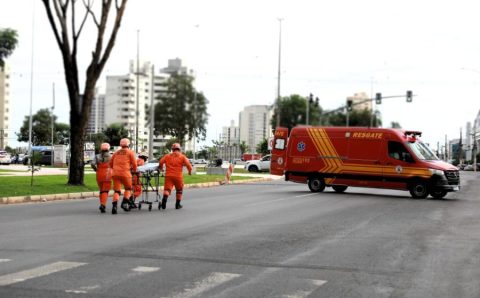 Corpo de Bombeiros socorre três vítimas após grave acidente entre carro e duas motocicletas