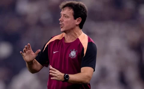 Diniz afirma que sintético foi determinante na derrota do Corinthians: “Muda o jogo”