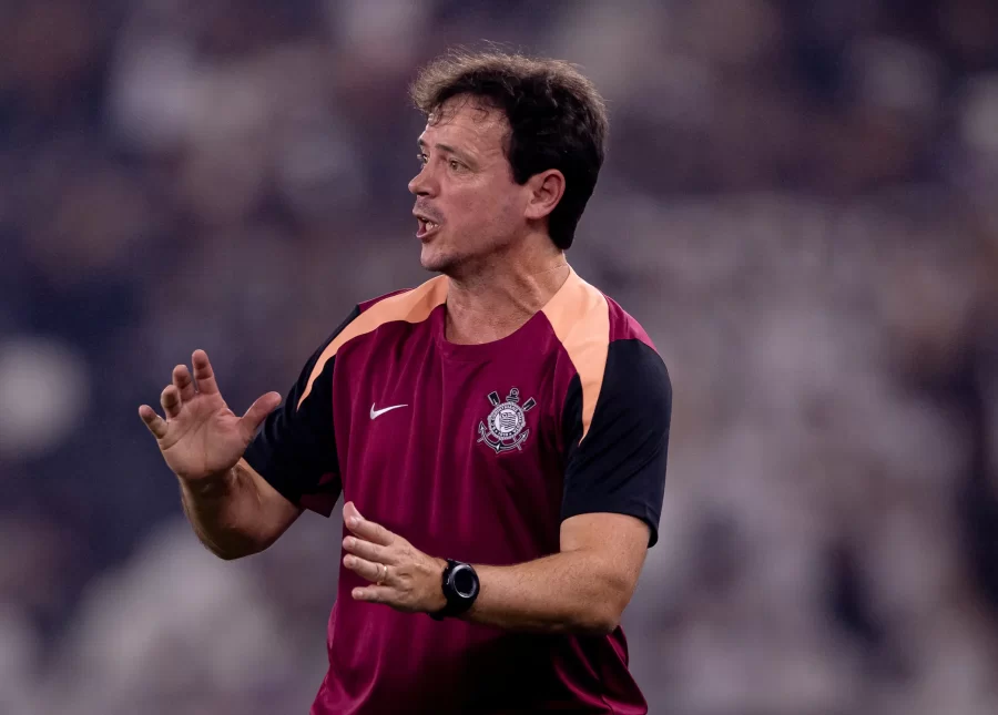 Diniz afirma que sintético foi determinante na derrota do Corinthians: “Muda o jogo”