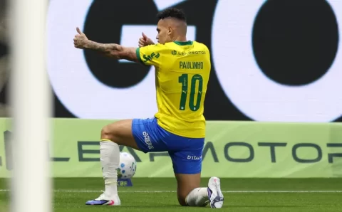 Com fim surreal, Palmeiras bate Chape e retoma vantagem na liderança
