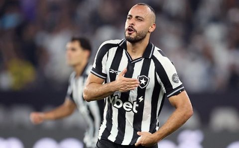 CAMPEONATO BRASILEIRO:   Arthur Cabral faz três gols, Botafogo vence e joga Corinthians para o Z4