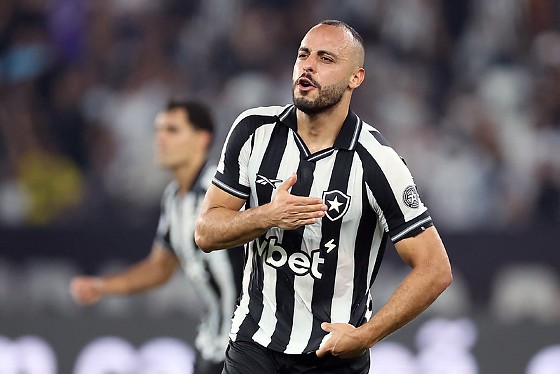 CAMPEONATO BRASILEIRO:   Arthur Cabral faz três gols, Botafogo vence e joga Corinthians para o Z4