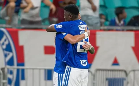 Cruzeiro vira sobre o Bahia e se afasta do Z4 do Brasileirão