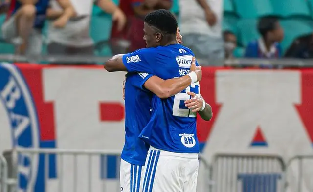Cruzeiro vira sobre o Bahia e se afasta do Z4 do Brasileirão