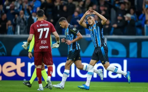 Gabigol faz dois, mas Santos toma virada do Grêmio e volta ao Z4 do Brasileirão