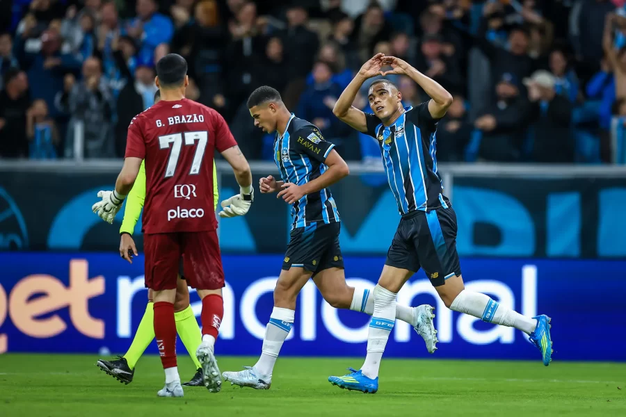 Gabigol faz dois, mas Santos toma virada do Grêmio e volta ao Z4 do Brasileirão