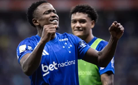 Cruzeiro leva susto no fim, mas vence a Chapecoense e salta na tabela do Brasileiro