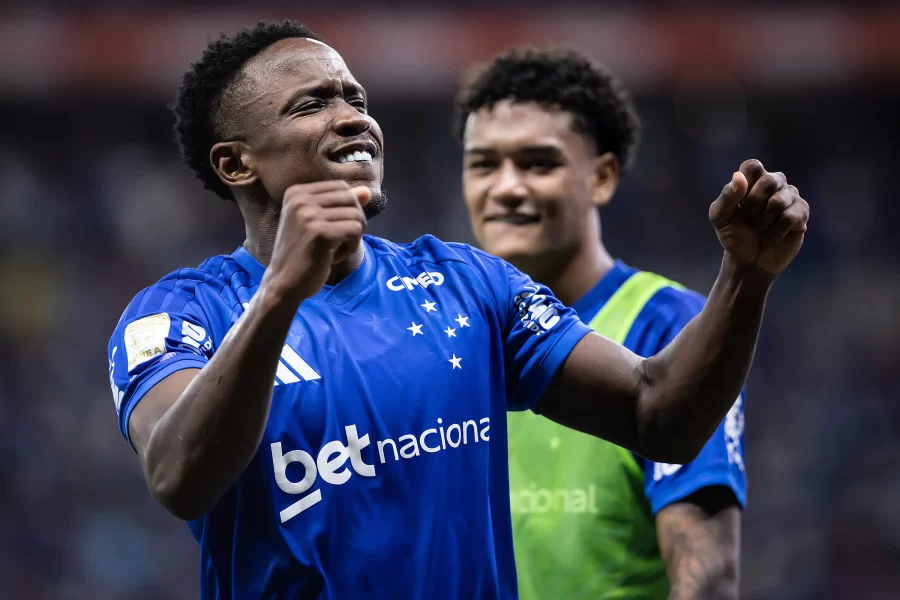 Cruzeiro leva susto no fim, mas vence a Chapecoense e salta na tabela do Brasileiro
