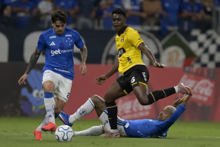 MATHEUS PEREIRA BRILHA, CRUZEIRO GOLEIA BARCELONA-EQU E VAI ÀS OITAVAS