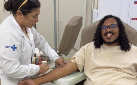 Doadores de sangue mobilizam amigos e comemoram aniversário no MT Hemocentro