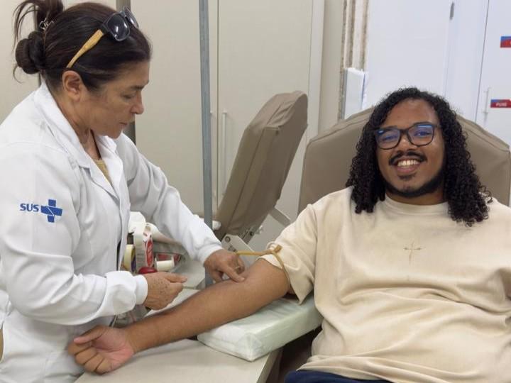 Doadores de sangue mobilizam amigos e comemoram aniversário no MT Hemocentro