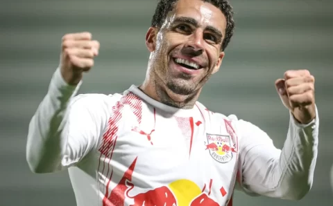 RB Bragantino vence de virada e afunda a Chapecoense na lanterna do Brasileirão