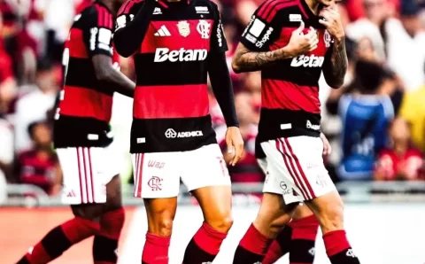 Flamengo aproveita expulsão, vence Coritiba e seca Palmeiras no Brasileiro