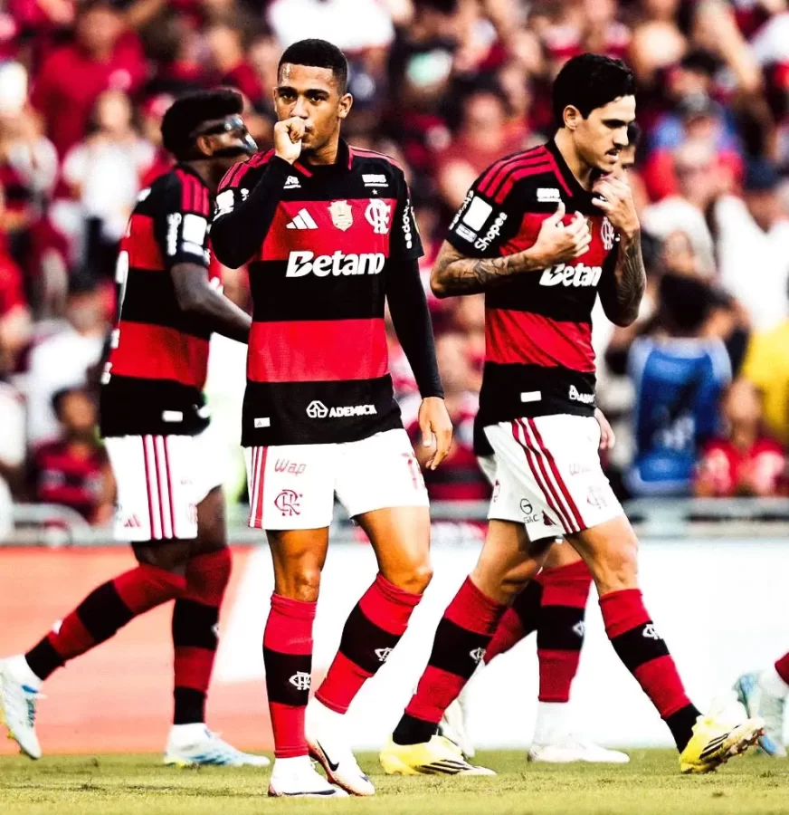 Flamengo aproveita expulsão, vence Coritiba e seca Palmeiras no Brasileiro