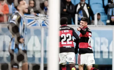 Flamengo vence o Grêmio e reduz vantagem do Palmeiras no Brasileirão