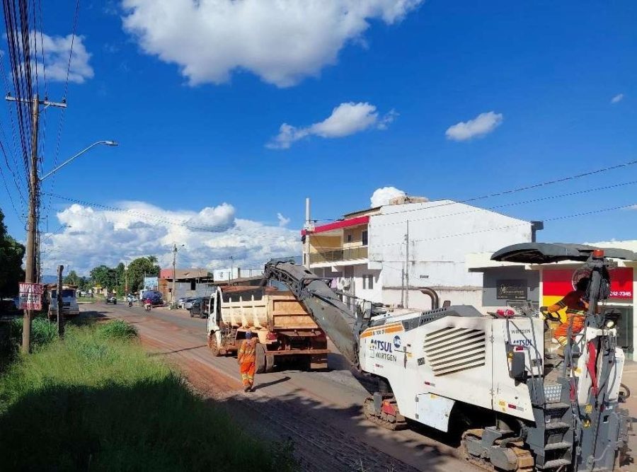 Governo de MT realiza obras para recuperar asfalto da Avenida Jurumirim em Cuiabá