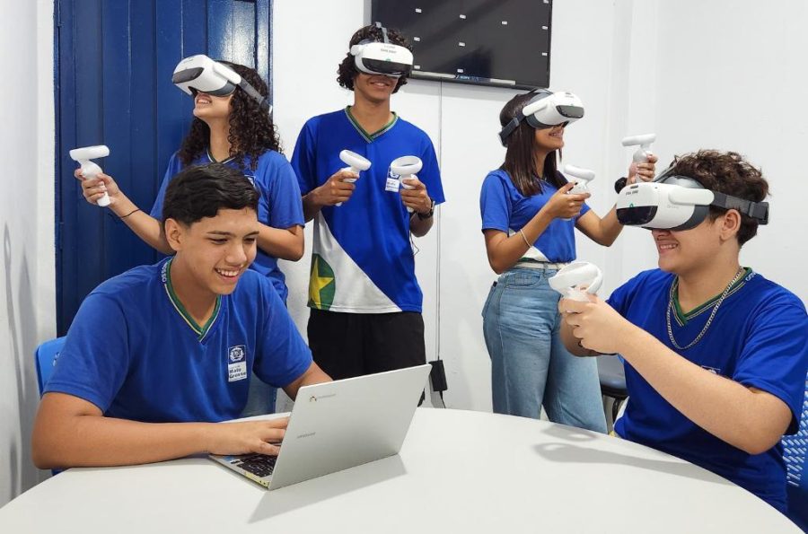 Seduc capacita professores de 42 escolas para uso de realidade virtual em sala de aula