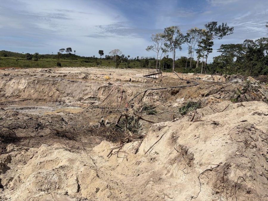 Condutor flagrado cometendo crime ambiental danifica maquinário para impedir remoção