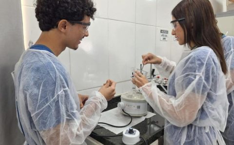 Estudantes aprendem Química na prática com extração de óleo essencial em laboratório